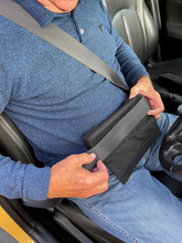 Lade das Bild in den Galerie-Viewer, Reisekomforthilfe für Stomaträger-Stoma Car-Protector für Autogürtel